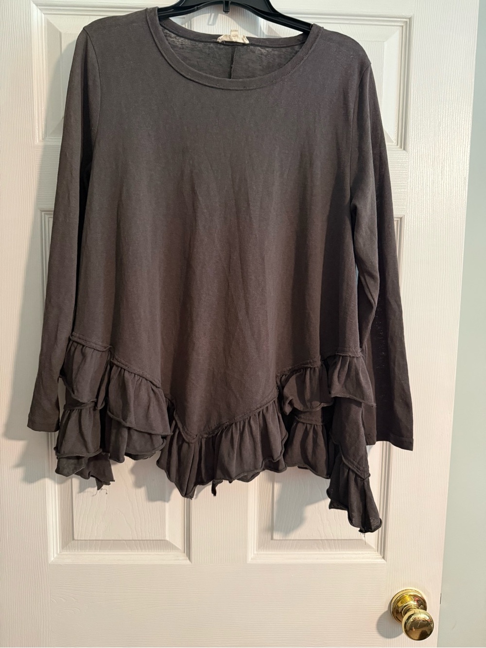 easel Charcoal Ruffle-Hem Long Sleeve Top